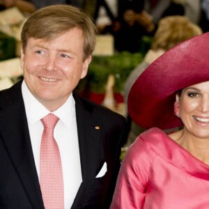 Le roi Willem-Alexander et la reine Maxima des Pays-Bas visitent le marché "Viktualienmarkt" à Munich le 13 avril 2016. 13/04/2016 - Munich