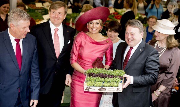 Le roi Willem-Alexander et la reine Maxima des Pays-Bas visitent le marché "Viktualienmarkt" à Munich le 13 avril 2016. 13/04/2016 - Munich