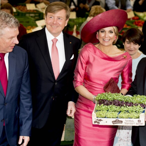 Le roi Willem-Alexander et la reine Maxima des Pays-Bas visitent le marché "Viktualienmarkt" à Munich le 13 avril 2016. 13/04/2016 - Munich