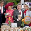 Le roi Willem-Alexander et la reine Maxima des Pays-Bas visitent le marché "Viktualienmarkt" à Munich le 13 avril 2016. 13/04/2016 - Munich