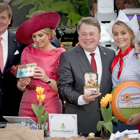 Le roi Willem-Alexander et la reine Maxima des Pays-Bas visitent le marché "Viktualienmarkt" à Munich le 13 avril 2016. 13/04/2016 - Munich