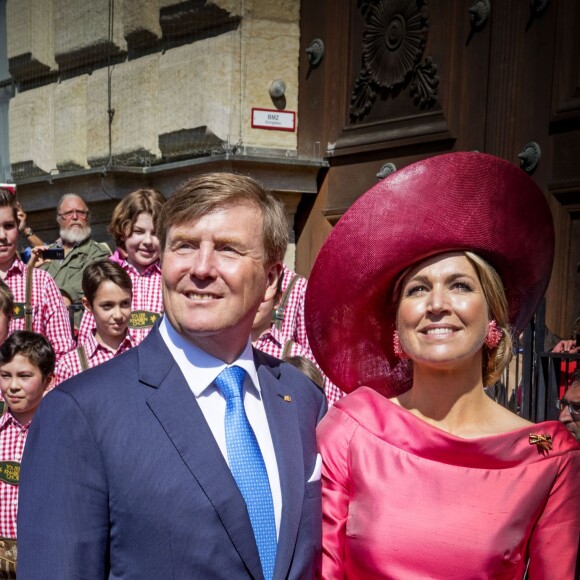 Le roi Willem-Alexander et la reine Maxima des Pays-Bas visitent le marché "Viktualienmarkt" à Munich le 13 avril 2016.  King Willem_Alexander and Queen Maxima of The Netherlands visits the Viktualienmarkt in München, Germany, 13 April 201613/04/2016 - Munich