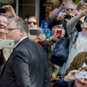 Le roi Willem-Alexander et la reine Maxima des Pays-Bas visitent le marché "Viktualienmarkt" à Munich le 13 avril 2016.  King Willem_Alexander and Queen Maxima of The Netherlands visits the Viktualienmarkt in München, Germany, 13 April 201613/04/2016 - Munich