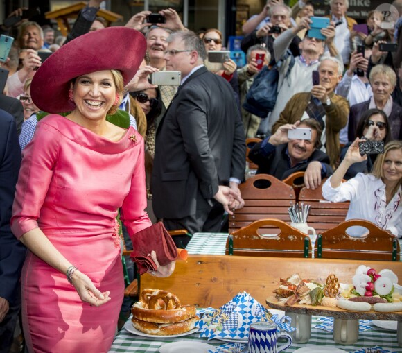 Le roi Willem-Alexander et la reine Maxima des Pays-Bas visitent le marché "Viktualienmarkt" à Munich le 13 avril 2016.  King Willem_Alexander and Queen Maxima of The Netherlands visits the Viktualienmarkt in München, Germany, 13 April 201613/04/2016 - Munich