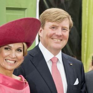 Le roi Willem-Alexander et la reine Maxima des Pays-Bas visitent le marché "Viktualienmarkt" à Munich le 13 avril 2016.  King Willem_Alexander and Queen Maxima of The Netherlands visits the Viktualienmarkt in München, Germany, 13 April 201613/04/2016 - Munich