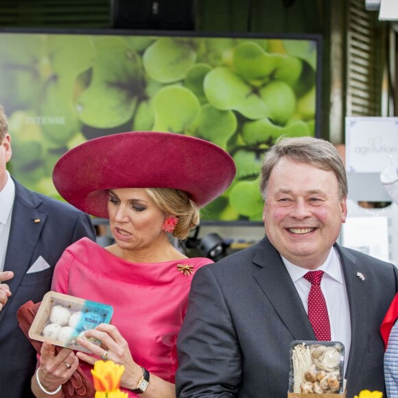 Le roi Willem-Alexander et la reine Maxima des Pays-Bas visitent le marché "Viktualienmarkt" à Munich le 13 avril 2016.  King Willem_Alexander and Queen Maxima of The Netherlands visits the Viktualienmarkt in München, Germany, 13 April 201613/04/2016 - Munich