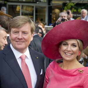 Le roi Willem-Alexander et la reine Maxima des Pays-Bas visitent le marché "Viktualienmarkt" à Munich le 13 avril 2016.  King Willem_Alexander and Queen Maxima of The Netherlands visits the Viktualienmarkt in München, Germany, 13 April 201613/04/2016 - Munich