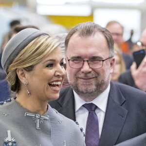 Le roi Willem-Alexander et la reine Maxima des Pays-Bas visitent le centre médical "Valley Center" à Erlangen. Le 14 avril 2016.  King Willem-Alexander and Queen Maxima of The Netherlands visits Siemens Healthcare where they get explanation about an MRI system and visit the production hall in Erlangen, Germany, 14 April 2016. The King and the Queen visit the state Bavaria in Germany 13 and 14 april.14/04/2016 - Erlangen