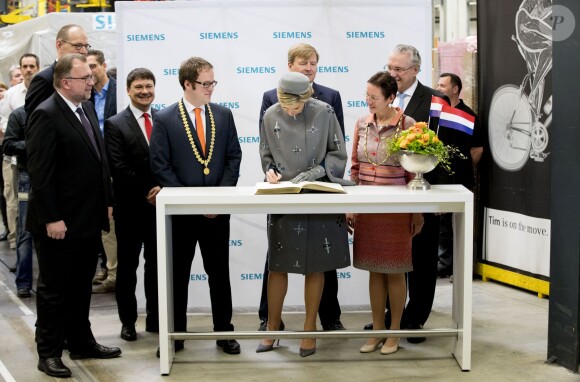 Le roi Willem-Alexander et la reine Maxima des Pays-Bas visitent le centre médical "Valley Center" à Erlangen. Le 14 avril 2016.  King Willem-Alexander and Queen Maxima of The Netherlands visits Siemens Healthcare where they get explanation about an MRI system and visit the production hall in Erlangen, Germany, 14 April 2016. The King and the Queen visit the state Bavaria in Germany 13 and 14 april.14/04/2016 - Erlangen