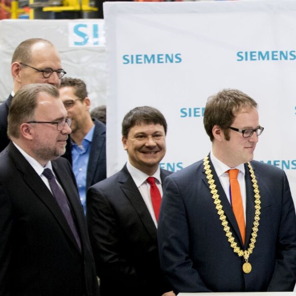 Le roi Willem-Alexander et la reine Maxima des Pays-Bas visitent le centre médical "Valley Center" à Erlangen. Le 14 avril 2016.  King Willem-Alexander and Queen Maxima of The Netherlands visits Siemens Healthcare where they get explanation about an MRI system and visit the production hall in Erlangen, Germany, 14 April 2016. The King and the Queen visit the state Bavaria in Germany 13 and 14 april.14/04/2016 - Erlangen