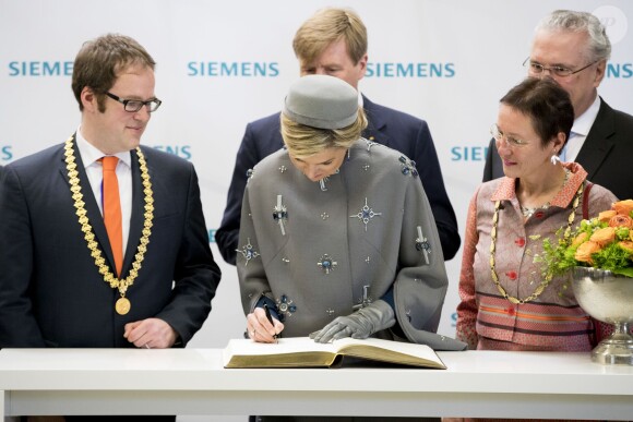 Le roi Willem-Alexander et la reine Maxima des Pays-Bas visitent le centre médical "Valley Center" à Erlangen. Le 14 avril 2016.  King Willem-Alexander and Queen Maxima of The Netherlands visits Siemens Healthcare where they get explanation about an MRI system and visit the production hall in Erlangen, Germany, 14 April 2016. The King and the Queen visit the state Bavaria in Germany 13 and 14 april.14/04/2016 - Erlangen