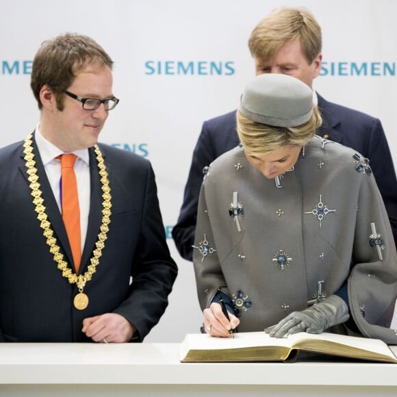 Le roi Willem-Alexander et la reine Maxima des Pays-Bas visitent le centre médical "Valley Center" à Erlangen. Le 14 avril 2016.  King Willem-Alexander and Queen Maxima of The Netherlands visits Siemens Healthcare where they get explanation about an MRI system and visit the production hall in Erlangen, Germany, 14 April 2016. The King and the Queen visit the state Bavaria in Germany 13 and 14 april.14/04/2016 - Erlangen