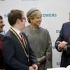 Le roi Willem-Alexander et la reine Maxima des Pays-Bas visitent le centre médical "Valley Center" à Erlangen. Le 14 avril 2016.  King Willem-Alexander and Queen Maxima of The Netherlands visits Siemens Healthcare where they get explanation about an MRI system and visit the production hall in Erlangen, Germany, 14 April 2016. The King and the Queen visit the state Bavaria in Germany 13 and 14 april.14/04/2016 - Erlangen