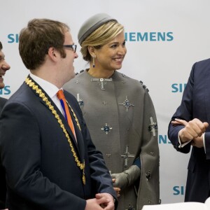 Le roi Willem-Alexander et la reine Maxima des Pays-Bas visitent le centre médical "Valley Center" à Erlangen. Le 14 avril 2016.  King Willem-Alexander and Queen Maxima of The Netherlands visits Siemens Healthcare where they get explanation about an MRI system and visit the production hall in Erlangen, Germany, 14 April 2016. The King and the Queen visit the state Bavaria in Germany 13 and 14 april.14/04/2016 - Erlangen