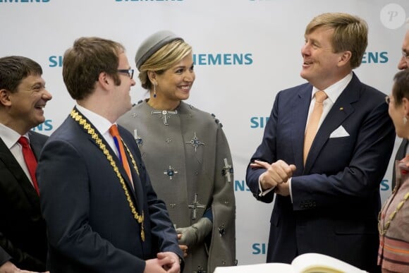 Le roi Willem-Alexander et la reine Maxima des Pays-Bas visitent le centre médical "Valley Center" à Erlangen. Le 14 avril 2016.  King Willem-Alexander and Queen Maxima of The Netherlands visits Siemens Healthcare where they get explanation about an MRI system and visit the production hall in Erlangen, Germany, 14 April 2016. The King and the Queen visit the state Bavaria in Germany 13 and 14 april.14/04/2016 - Erlangen
