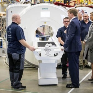 Le roi Willem-Alexander et la reine Maxima des Pays-Bas visitent le centre médical "Valley Center" à Erlangen. Le 14 avril 2016.  King Willem-Alexander and Queen Maxima of The Netherlands visits Siemens Healthcare where they get explanation about an MRI system and visit the production hall in Erlangen, Germany, 14 April 2016. The King and the Queen visit the state Bavaria in Germany 13 and 14 april.14/04/2016 - Erlangen