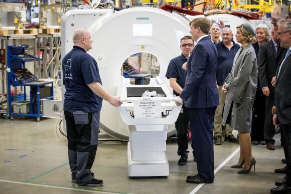 Le roi Willem-Alexander et la reine Maxima des Pays-Bas visitent le centre médical "Valley Center" à Erlangen. Le 14 avril 2016.  King Willem-Alexander and Queen Maxima of The Netherlands visits Siemens Healthcare where they get explanation about an MRI system and visit the production hall in Erlangen, Germany, 14 April 2016. The King and the Queen visit the state Bavaria in Germany 13 and 14 april.14/04/2016 - Erlangen