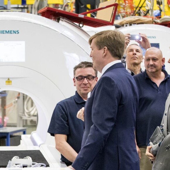 Le roi Willem-Alexander et la reine Maxima des Pays-Bas visitent le centre médical "Valley Center" à Erlangen. Le 14 avril 2016.  King Willem-Alexander and Queen Maxima of The Netherlands visits Siemens Healthcare where they get explanation about an MRI system and visit the production hall in Erlangen, Germany, 14 April 2016. The King and the Queen visit the state Bavaria in Germany 13 and 14 april.14/04/2016 - Erlangen