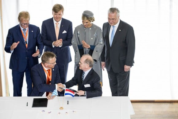 Le roi Willem-Alexander et la reine Maxima des Pays-Bas visitent le centre médical "Valley Center" à Erlangen. Le 14 avril 2016.  King Willem-Alexander and Queen Maxima of The Netherlands visits Siemens Healthcare where they get explanation about an MRI system and visit the production hall in Erlangen, Germany, 14 April 2016. The King and the Queen visit the state Bavaria in Germany 13 and 14 april.14/04/2016 - Erlangen