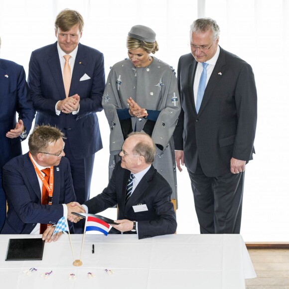 Le roi Willem-Alexander et la reine Maxima des Pays-Bas visitent le centre médical "Valley Center" à Erlangen. Le 14 avril 2016.  King Willem-Alexander and Queen Maxima of The Netherlands visits Siemens Healthcare where they get explanation about an MRI system and visit the production hall in Erlangen, Germany, 14 April 2016. The King and the Queen visit the state Bavaria in Germany 13 and 14 april.14/04/2016 - Erlangen