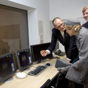 Le roi Willem-Alexander et la reine Maxima des Pays-Bas visitent le centre médical "Valley Center" à Erlangen. Le 14 avril 2016.  King Willem-Alexander and Queen Maxima of The Netherlands visits Siemens Healthcare where they get explanation about an MRI system and visit the production hall in Erlangen, Germany, 14 April 2016. The King and the Queen visit the state Bavaria in Germany 13 and 14 april.14/04/2016 - Erlangen