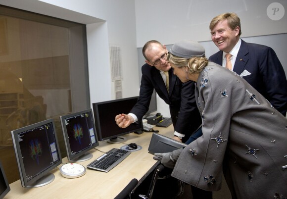 Le roi Willem-Alexander et la reine Maxima des Pays-Bas visitent le centre médical "Valley Center" à Erlangen. Le 14 avril 2016.  King Willem-Alexander and Queen Maxima of The Netherlands visits Siemens Healthcare where they get explanation about an MRI system and visit the production hall in Erlangen, Germany, 14 April 2016. The King and the Queen visit the state Bavaria in Germany 13 and 14 april.14/04/2016 - Erlangen