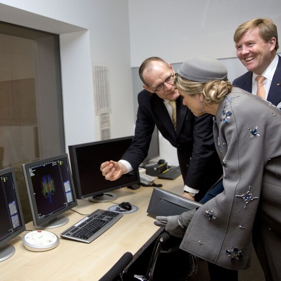 Le roi Willem-Alexander et la reine Maxima des Pays-Bas visitent le centre médical "Valley Center" à Erlangen. Le 14 avril 2016.  King Willem-Alexander and Queen Maxima of The Netherlands visits Siemens Healthcare where they get explanation about an MRI system and visit the production hall in Erlangen, Germany, 14 April 2016. The King and the Queen visit the state Bavaria in Germany 13 and 14 april.14/04/2016 - Erlangen