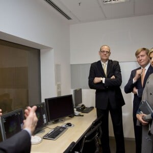 Le roi Willem-Alexander et la reine Maxima des Pays-Bas visitent le centre médical "Valley Center" à Erlangen. Le 14 avril 2016.  King Willem-Alexander and Queen Maxima of The Netherlands visits Siemens Healthcare where they get explanation about an MRI system and visit the production hall in Erlangen, Germany, 14 April 2016. The King and the Queen visit the state Bavaria in Germany 13 and 14 april.14/04/2016 - Erlangen