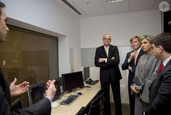 Le roi Willem-Alexander et la reine Maxima des Pays-Bas visitent le centre médical "Valley Center" à Erlangen. Le 14 avril 2016.  King Willem-Alexander and Queen Maxima of The Netherlands visits Siemens Healthcare where they get explanation about an MRI system and visit the production hall in Erlangen, Germany, 14 April 2016. The King and the Queen visit the state Bavaria in Germany 13 and 14 april.14/04/2016 - Erlangen