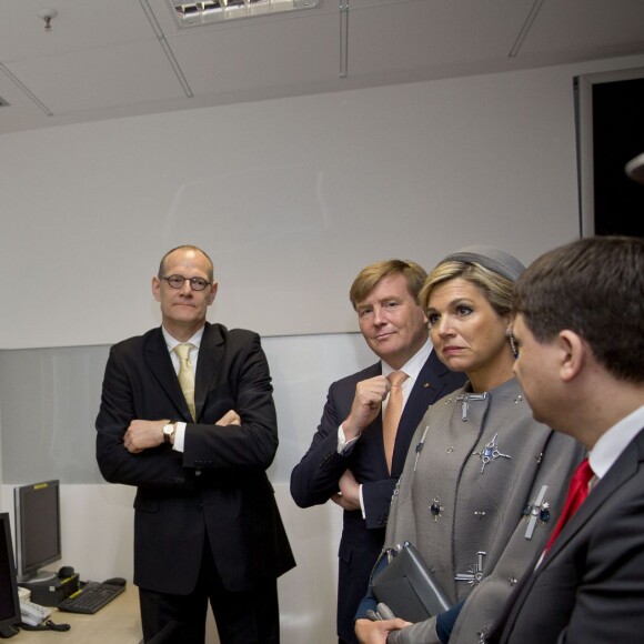 Le roi Willem-Alexander et la reine Maxima des Pays-Bas visitent le centre médical "Valley Center" à Erlangen. Le 14 avril 2016.  King Willem-Alexander and Queen Maxima of The Netherlands visits Siemens Healthcare where they get explanation about an MRI system and visit the production hall in Erlangen, Germany, 14 April 2016. The King and the Queen visit the state Bavaria in Germany 13 and 14 april.14/04/2016 - Erlangen