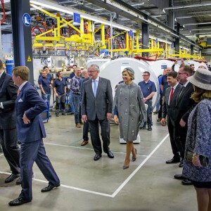 Le roi Willem-Alexander et la reine Maxima des Pays-Bas visitent le centre médical "Valley Center" à Erlangen. Le 14 avril 2016.  King Willem-Alexander and Queen Maxima of The Netherlands visits Siemens Healthcare where they get explanation about an MRI system and visit the production hall in Erlangen, Germany, 14 April 2016. The King and the Queen visit the state Bavaria in Germany 13 and 14 april.14/04/2016 - Erlangen