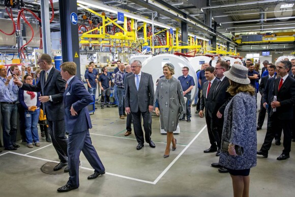 Le roi Willem-Alexander et la reine Maxima des Pays-Bas visitent le centre médical "Valley Center" à Erlangen. Le 14 avril 2016.  King Willem-Alexander and Queen Maxima of The Netherlands visits Siemens Healthcare where they get explanation about an MRI system and visit the production hall in Erlangen, Germany, 14 April 2016. The King and the Queen visit the state Bavaria in Germany 13 and 14 april.14/04/2016 - Erlangen