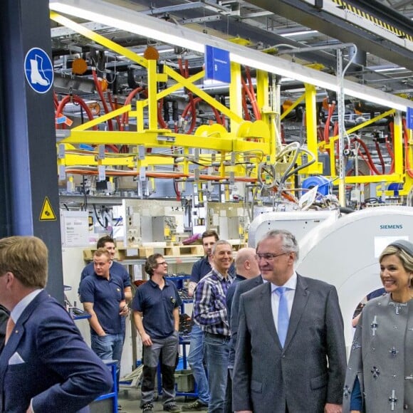 Le roi Willem-Alexander et la reine Maxima des Pays-Bas visitent le centre médical "Valley Center" à Erlangen. Le 14 avril 2016.  King Willem-Alexander and Queen Maxima of The Netherlands visits Siemens Healthcare where they get explanation about an MRI system and visit the production hall in Erlangen, Germany, 14 April 2016. The King and the Queen visit the state Bavaria in Germany 13 and 14 april.14/04/2016 - Erlangen