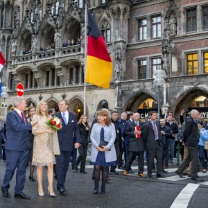 Le roi Willem-Alexander et la reine Maxima des Pays-Bas sont reçus par le maire de Munich Dieter Reiter et sa femme Petra à l'Hôtel de Ville de Munich, à l'occasion de leur voyage officiel en Bavière. Le 13 avril 2016.
