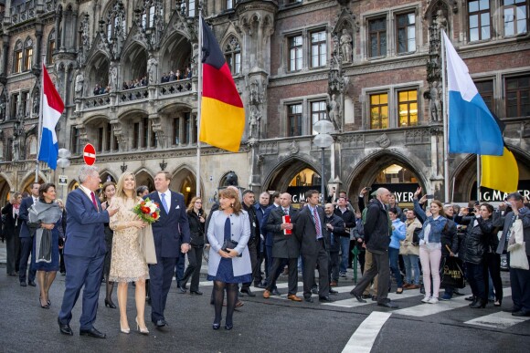 Le roi Willem-Alexander et la reine Maxima des Pays-Bas sont reçus par le maire de Munich Dieter Reiter et sa femme Petra à l'Hôtel de Ville de Munich, à l'occasion de leur voyage officiel en Bavière. Le 13 avril 2016.