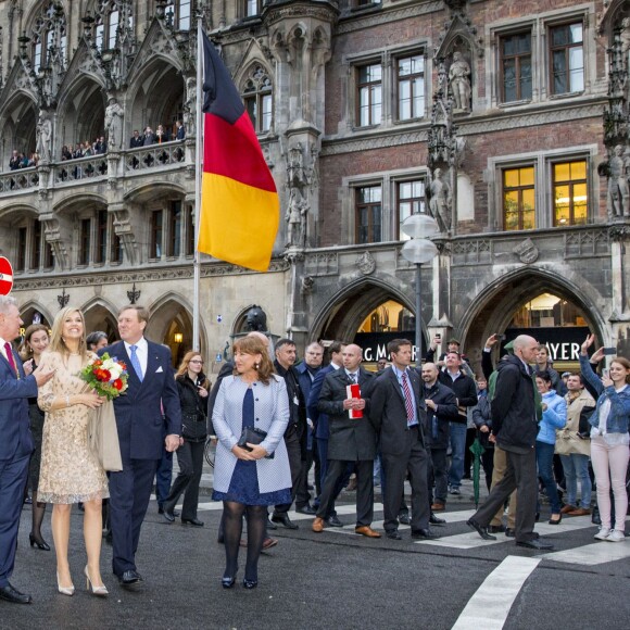Le roi Willem-Alexander et la reine Maxima des Pays-Bas sont reçus par le maire de Munich Dieter Reiter et sa femme Petra à l'Hôtel de Ville de Munich, à l'occasion de leur voyage officiel en Bavière. Le 13 avril 2016.