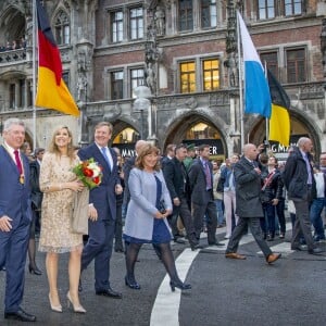 Le roi Willem-Alexander et la reine Maxima des Pays-Bas sont reçus par le maire de Munich Dieter Reiter et sa femme Petra à l'Hôtel de Ville de Munich, à l'occasion de leur voyage officiel en Bavière. Le 13 avril 2016.