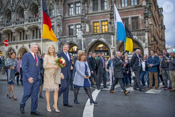 Le roi Willem-Alexander et la reine Maxima des Pays-Bas sont reçus par le maire de Munich Dieter Reiter et sa femme Petra à l'Hôtel de Ville de Munich, à l'occasion de leur voyage officiel en Bavière. Le 13 avril 2016.