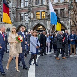 Le roi Willem-Alexander et la reine Maxima des Pays-Bas sont reçus par le maire de Munich Dieter Reiter et sa femme Petra à l'Hôtel de Ville de Munich, à l'occasion de leur voyage officiel en Bavière. Le 13 avril 2016.