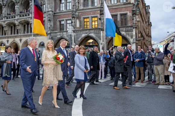 Le roi Willem-Alexander et la reine Maxima des Pays-Bas sont reçus par le maire de Munich Dieter Reiter et sa femme Petra à l'Hôtel de Ville de Munich, à l'occasion de leur voyage officiel en Bavière. Le 13 avril 2016.