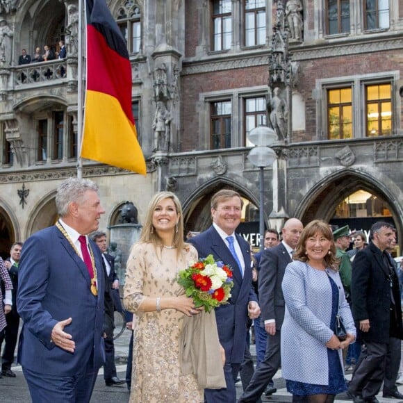 Le roi Willem-Alexander et la reine Maxima des Pays-Bas sont reçus par le maire de Munich Dieter Reiter et sa femme Petra à l'Hôtel de Ville de Munich, à l'occasion de leur voyage officiel en Bavière. Le 13 avril 2016.