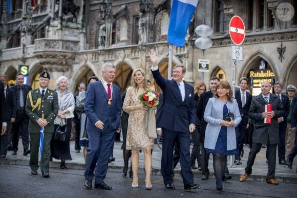 Le roi Willem-Alexander et la reine Maxima des Pays-Bas sont reçus par le maire de Munich Dieter Reiter et sa femme Petra à l'Hôtel de Ville de Munich, à l'occasion de leur voyage officiel en Bavière. Le 13 avril 2016.
