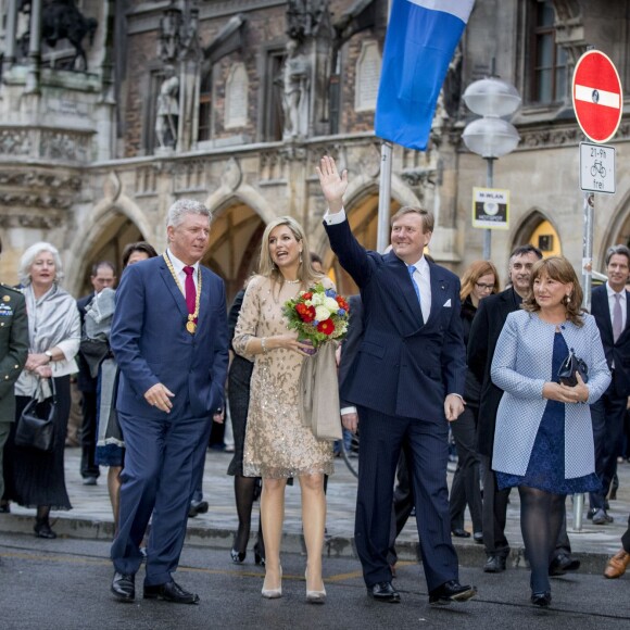 Le roi Willem-Alexander et la reine Maxima des Pays-Bas sont reçus par le maire de Munich Dieter Reiter et sa femme Petra à l'Hôtel de Ville de Munich, à l'occasion de leur voyage officiel en Bavière. Le 13 avril 2016.