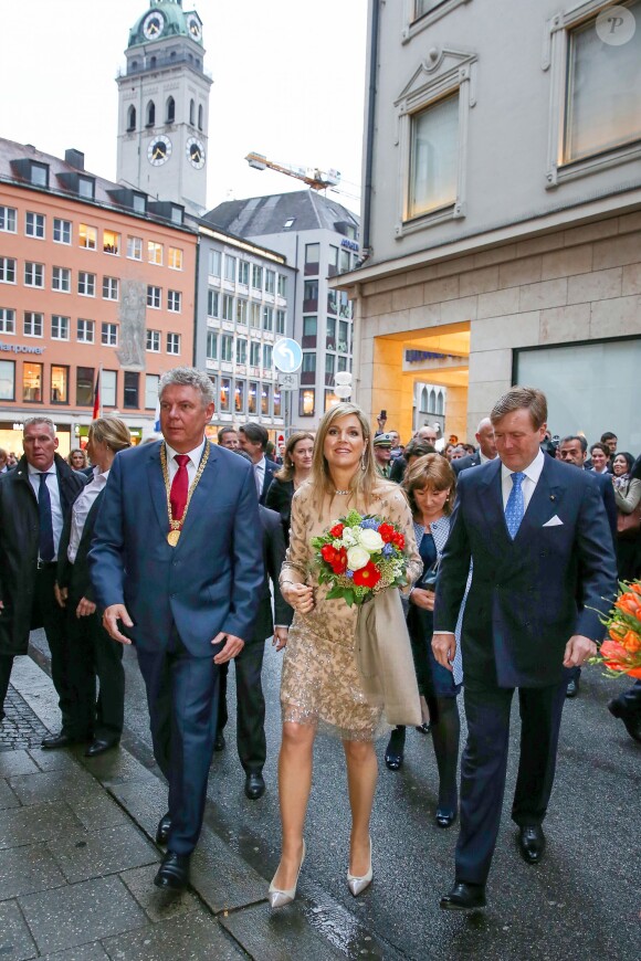 Le roi Willem-Alexander et la reine Maxima des Pays-Bas sont reçus par le maire de Munich Dieter Reiter et sa femme Petra à l'Hôtel de Ville de Munich, à l'occasion de leur voyage officiel en Bavière. Le 13 avril 2016.
