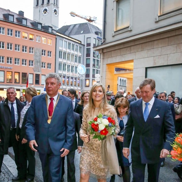 Le roi Willem-Alexander et la reine Maxima des Pays-Bas sont reçus par le maire de Munich Dieter Reiter et sa femme Petra à l'Hôtel de Ville de Munich, à l'occasion de leur voyage officiel en Bavière. Le 13 avril 2016.