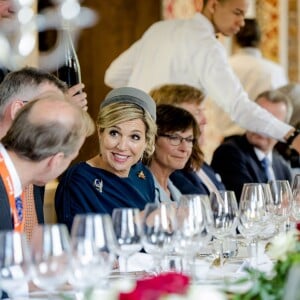 Le roi Willem-Alexander et la reine Maxima des Pays-Bas déjeunent au musée Tucherschloss de Nuremberg le 14 avril 2016. 14/04/2016 - Nuremberg