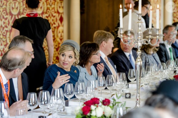 Le roi Willem-Alexander et la reine Maxima des Pays-Bas déjeunent au musée Tucherschloss de Nuremberg le 14 avril 2016. 14/04/2016 - Nuremberg