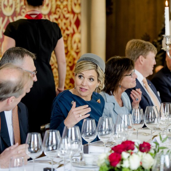 Le roi Willem-Alexander et la reine Maxima des Pays-Bas déjeunent au musée Tucherschloss de Nuremberg le 14 avril 2016. 14/04/2016 - Nuremberg