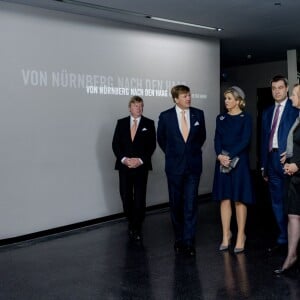 Le roi Willem-Alexander et la reine Maxima des Pays-Bas visitent le mémorial du procès de Nuremberg à Nuremberg, le 14 avril 2016.14/04/2016 - Nuremberg