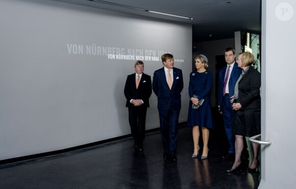 Le roi Willem-Alexander et la reine Maxima des Pays-Bas visitent le mémorial du procès de Nuremberg à Nuremberg, le 14 avril 2016.14/04/2016 - Nuremberg